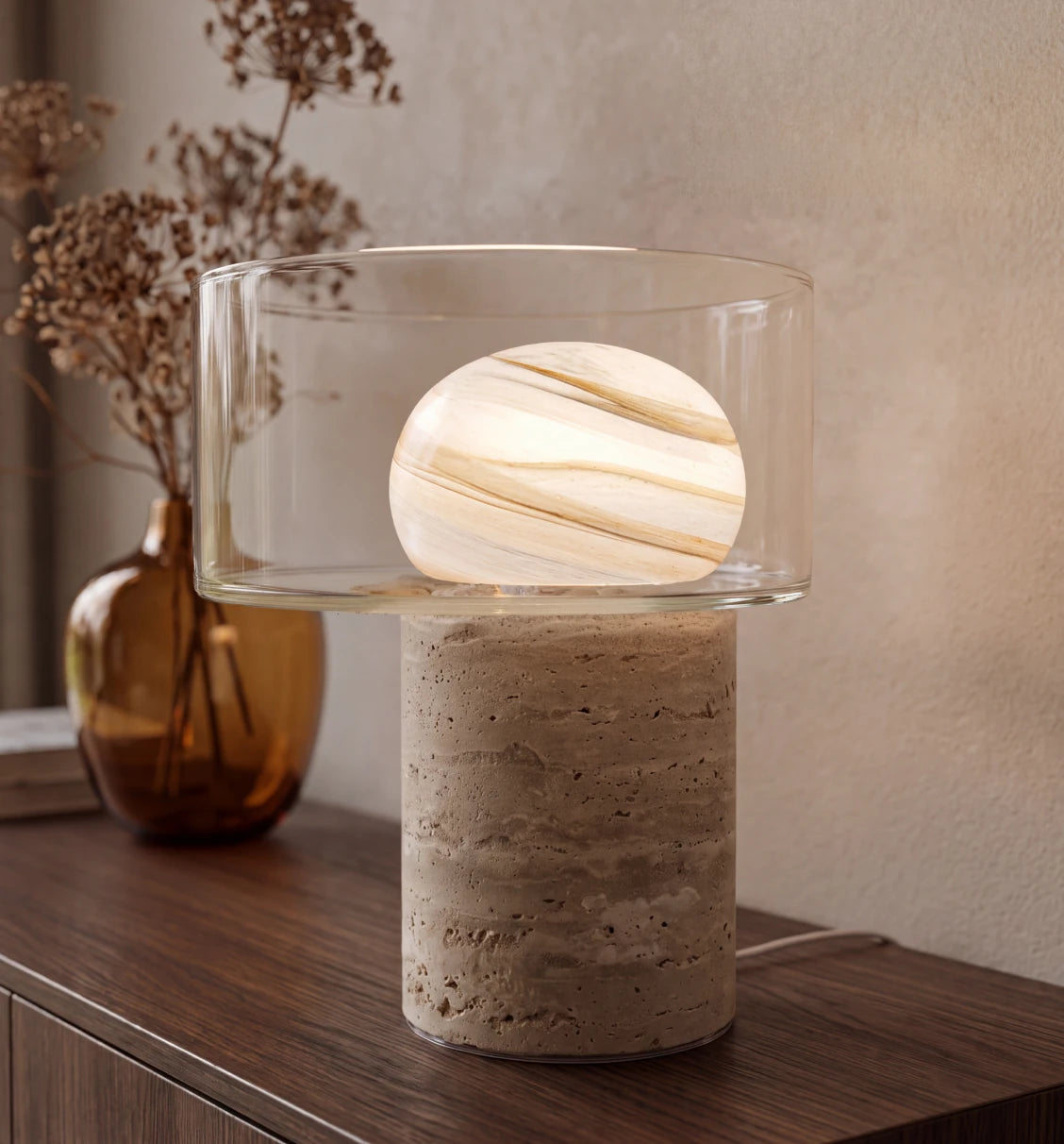 Travertin und marmoriertes Glas vereint