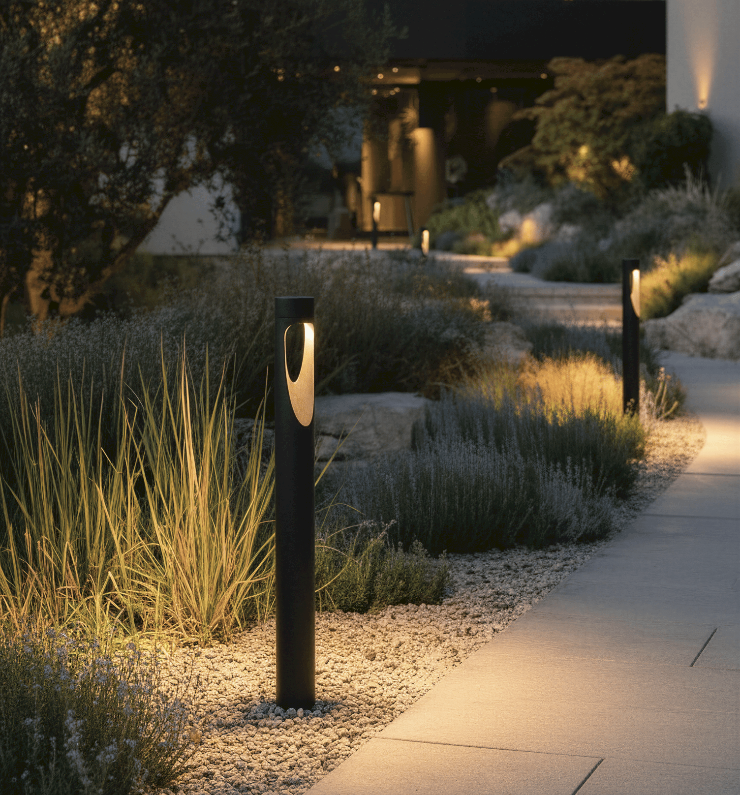 Progettazione di illuminazione moderna per sentieri e giardini