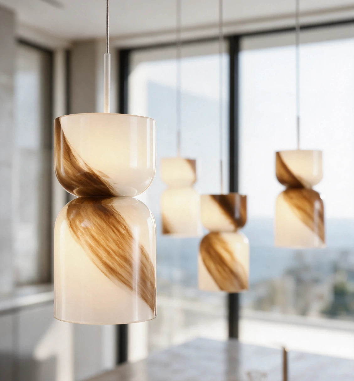 Quattro corpi luminosi in vetro nei colori bianco e marrone